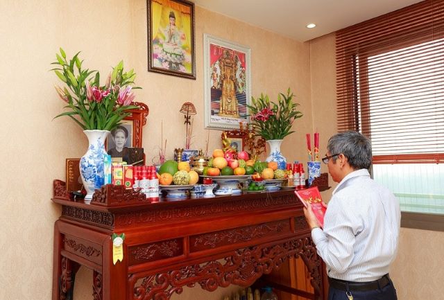 Tại sao người Việt Nam coi trọng việc sắp xếp bàn thờ gia tiên đúng cách?