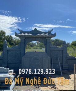 Cổng và bức bình phong có lối thiết kế đơn giản
