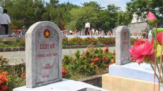 Mộ bia đá tại nghĩa trang liệt sỹ 