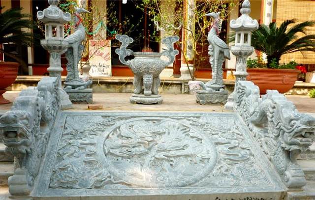 Chiếu rồng đá được đặt chính giữa đình chùa