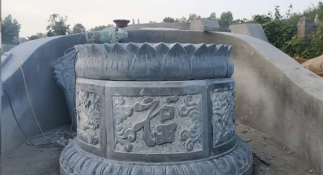 Mẫu mộ đá tròn có bia mộ đặt ở phần thân