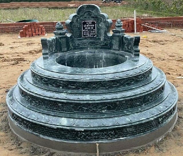 Mẫu mộ tròn bằng đá xanh rêu nguyên khối tại Bắc Ninh