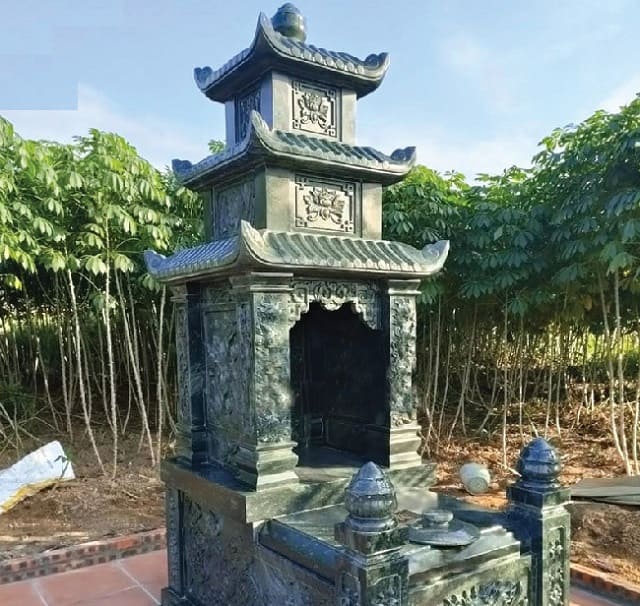 Mẫu thiết kế mộ ba mái che đá xanh rêu mang phong cách đơn giản, cổ truyền