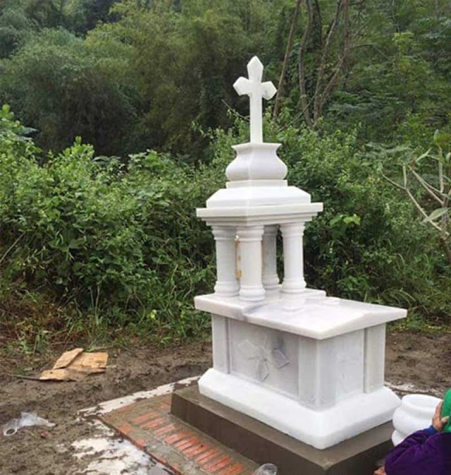 Mẫu thiết kế mộ đá một mái đá trắng với biểu tượng cây thánh giá dành cho hội giáo