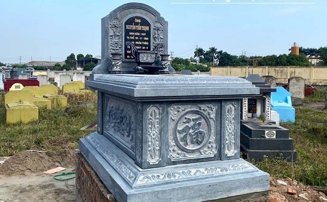 Phần mộ tam sơn bằng đá xanh đen nằm tại nghĩa trang Cánh Phượng - Nam Định