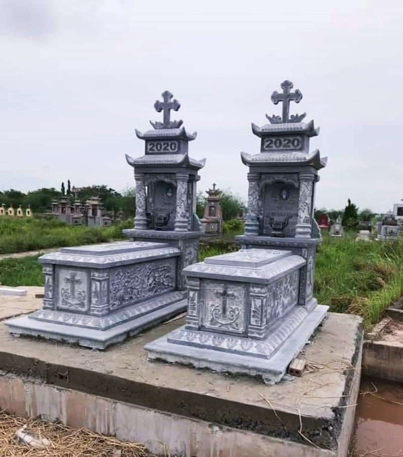 Mộ công giáo hai mái chất liệu đá xanh đen tại Vĩnh Phúc