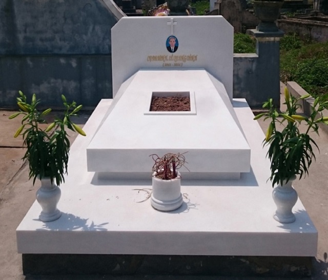 Mẫu mộ công giáo làm từ đá granite trắng