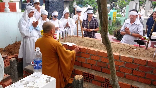 Quan niệm của Phật giáo đối với lễ mở cửa mả