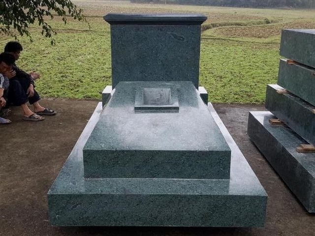 Phần mộ làm từ đá xanh rêu