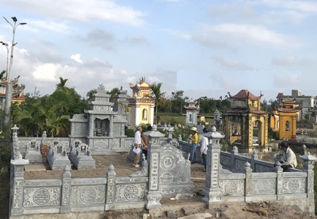Mẫu lăng mộ khuôn viên dòng họ từ đá xanh Vĩnh Lộc đầy uy nghiêm