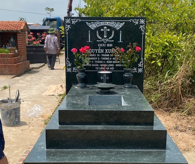 Mẫu mộ đá xanh rêu đơn giản tại khu nghĩa trang quận Sơn Trà